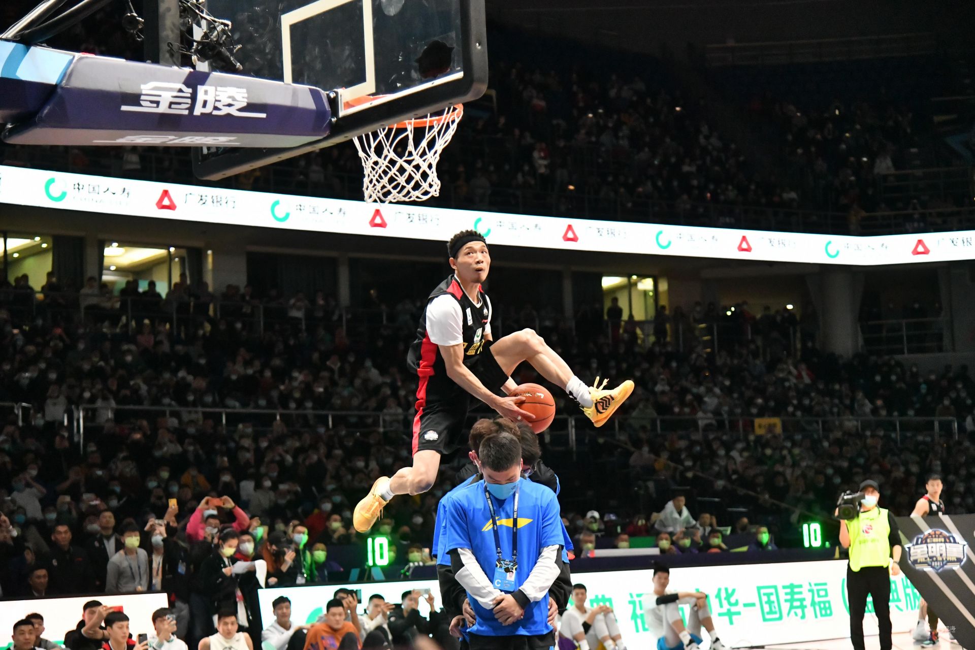 同时也让他 同时也让他